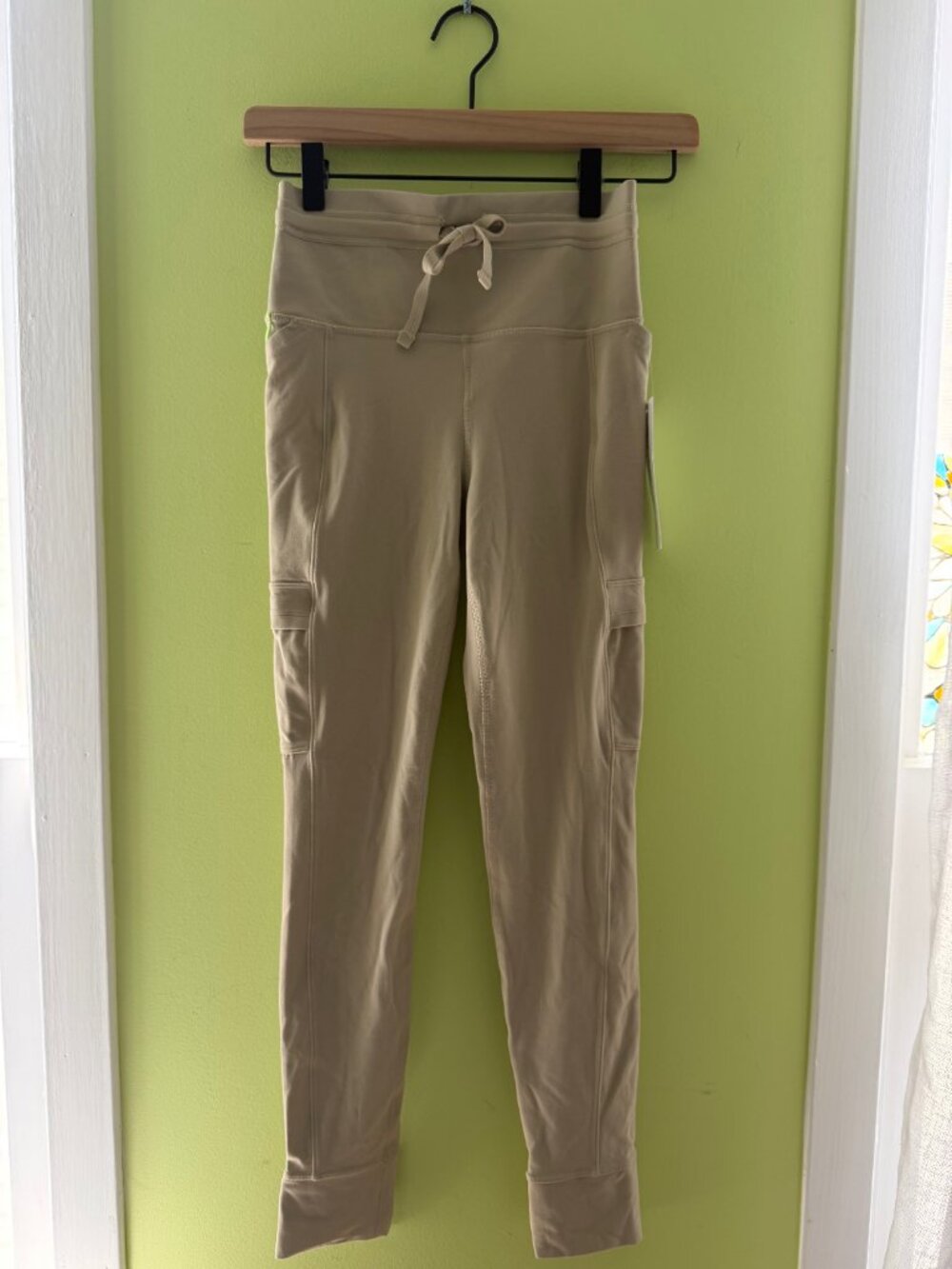 NWT Athleta "Salutation" Cargo Tight in Beige - Size XS